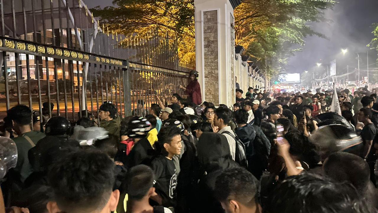 Suasana Aksi Demonstrasi di depan Mapolda Sumbar